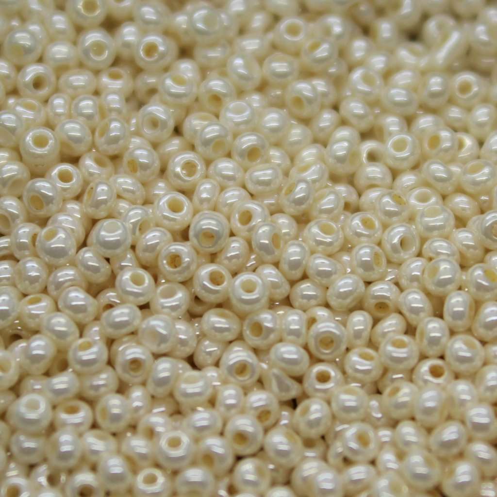 10-01470, Czech 22g Opaque Light Eggshell Ceylon